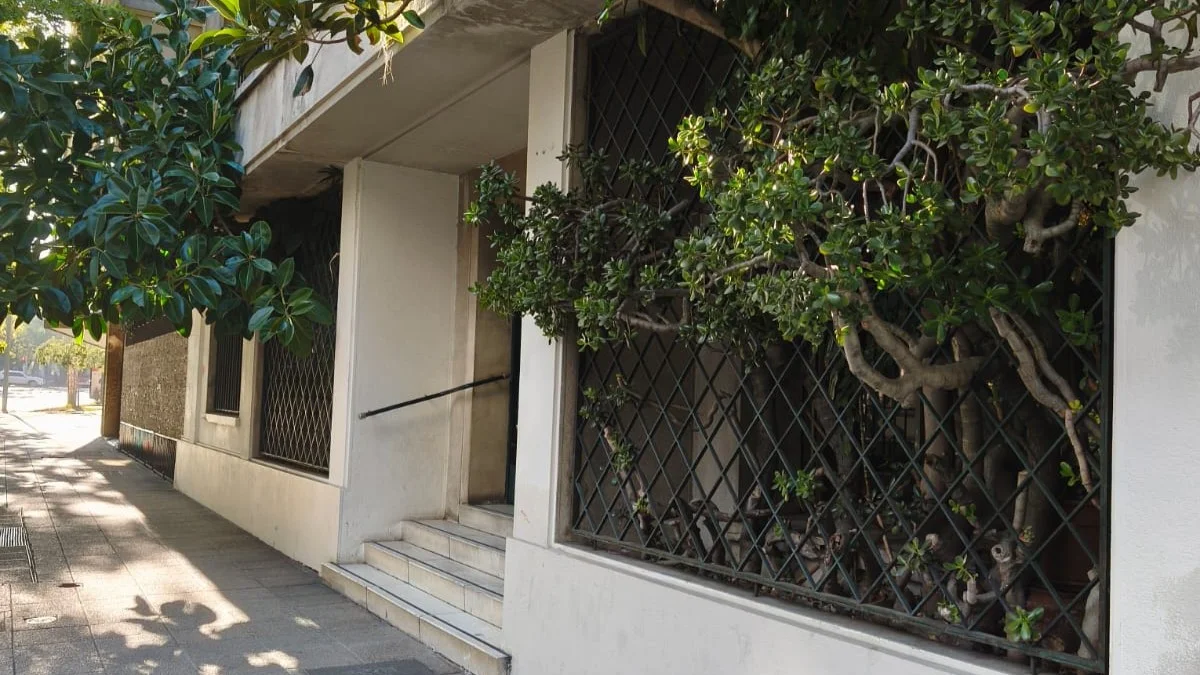 Entrada de edificio residencial en Chile